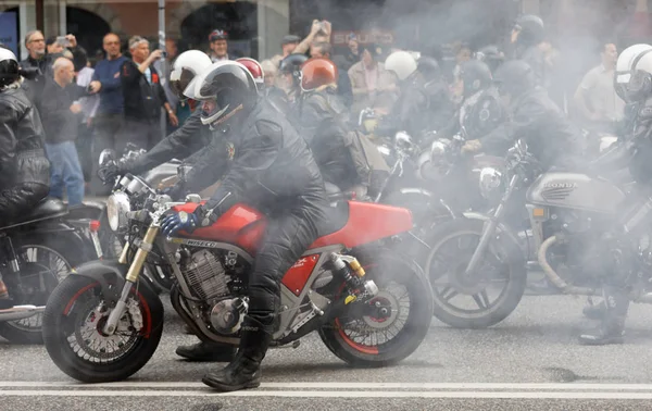 Stockholm, İsveç - Eylül 02, 2017: Mods vs Rockers etkinliğinde geçmişe dönük motosiklet ve motorcuların dumanı Saint Eriks Köprüsü, Stockholm, İsveç, 02 Eylül 2017