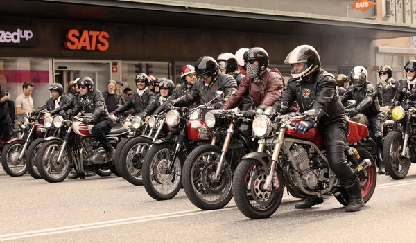 Difícil mc motoristas em roupas de couro em motocicletas retro lado a lado — Fotografia de Stock