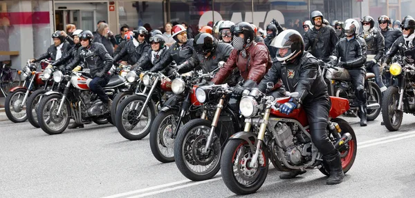 Stockholm, İsveç - 02 Eylül 2017: Zor mc sürücüleri retro motosiklet yan Saint Eriks Köprüsü, Stokholm, İsveç, 02 Eylül 2017 Mods vs Rockers etkinlikte götürmek için bekleyen deri giysili