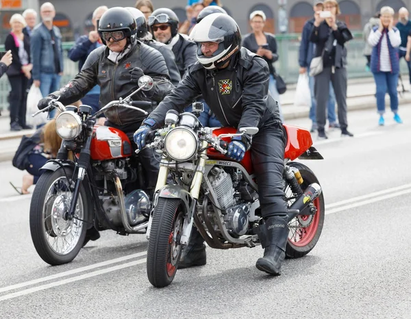 Stockholm, İsveç - Eylül 02, 2017: Saint Eriks Köprüsü, Stockholm, İsveç 'te düzenlenen Mods vs Rockers etkinliğinde deri kıyafetli kıdemli Mc şoförleri, eski motosiklet yarışmaları.