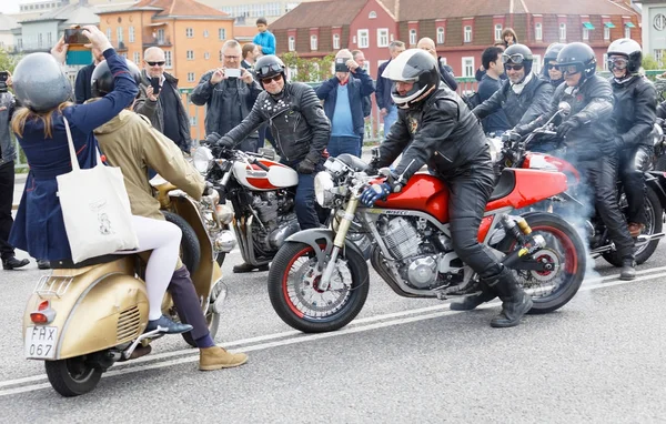 Stockholm, İsveç - Eylül 02, 2017: Mods on scooter ve motorcu modları Saint Eriks Köprüsü, Stockholm, İsveç 'teki Mods vs Rockers etkinliğinde karşılaşıyorlar.