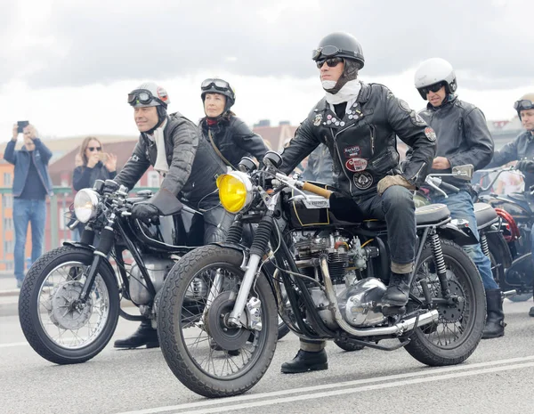 Stockholm, İsveç - Eylül 02, 2017: Mods vs Rockers etkinliğinde deri kıyafetli havalı Mc sürücüleri Saint Eriks Köprüsü, Stockholm, İsveç, 02 Eylül 2017