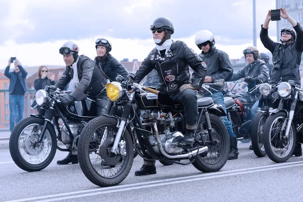 Stockholm, İsveç - Eylül 02, 2017: Mods vs Rockers etkinliğinde deri kıyafetli havalı Mc sürücüleri Saint Eriks Köprüsü, Stockholm, İsveç, 02 Eylül 2017
