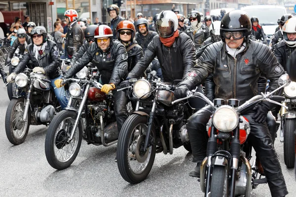 Fechar-se de condutores mc duros em roupas de couro na motocicleta retro — Fotografia de Stock