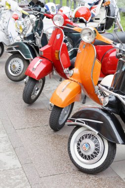Stockholm, İsveç - Eylül 02, 2017: Saint Eriks Köprüsü, Stockholm, İsveç 'te Mods vs Rockers etkinliğinde renkli, turuncu ve siyah eski moda Vespa scooter' lar park etti.