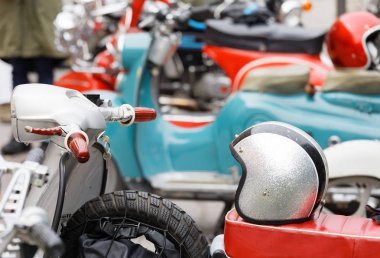 Stockholm, İsveç - Eylül 02, 2017: Retro Mc eski moda Vespa scooter ve Mods vs Rockers etkinliğinin arka planında yer alan eski moda Vespa scooter 'lar, Saint Eriks Köprüsü, Stockholm, İsveç, 02 Eylül 2017