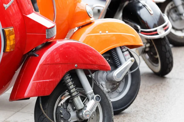 Stockholm, İsveç - Eylül 02, 2017: Mods vs Rockers 'daki Mods vs Rockers etkinliğinde park kırmızısı, turuncu ve siyah eski moda Vespa scooterların kapanışı, Stockholm, İsveç, 02 Eylül 2017