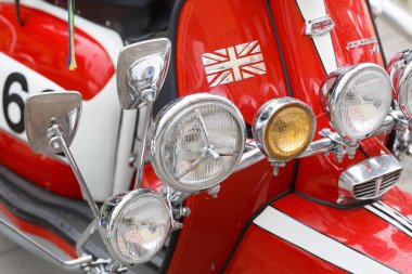 Stockholm, İsveç - Eylül 02, 2017: Mods vs Rockers 'da Mods vs Rockers etkinliğinde modifiye edilmiş eski moda bir Vespa scooter' da bir sürü lamba ve ayna var.