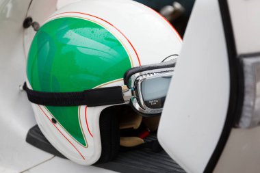 Stockholm, İsveç - Eylül 02, 2017: Eski moda Vespa scooter üzerinde yeşil ve beyaz motosiklet kaskı Saint Eriks Köprüsü, Stockholm, İsveç 'teki Mods vs Rockers etkinliğinde, 2 Eylül 2017