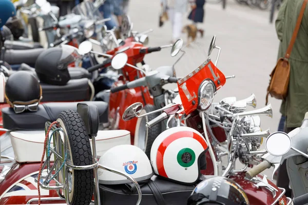 Muitos estacionados à moda antiga scooters vespa em cores diferentes — Fotografia de Stock