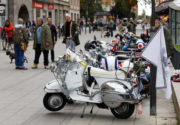 Stockholm Sveç Eylül 2017 Park Edilmiş Eski Moda Vespa Scooter — Stok fotoğraf