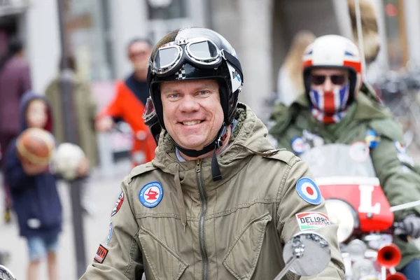 Stockholm, İsveç - Eylül 02, 2017: Eski moda kıyafetler giyen gülümseyen modlar, 1960 'lardan kalma eski moda kıyafetleri Saint Eriks-Rockers etkinliğinde, Stockholm, İsveç, 02 Eylül 2017