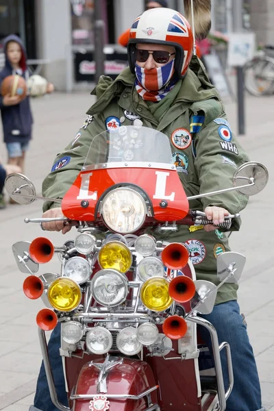 Stockholm, İsveç - Eylül 02, 2017: İngiltere bayrağı kaskı takan ve Mods vs Rockers 'da birçok lamba ve boynuzlu retro vespa scooter kullanan mod' lar Saint Eriks Köprüsü, Stockholm, İsveç, 02 Eylül 2017