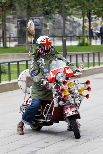 Stockholm, İsveç - Eylül 02, 2017: İngiltere bayrağı kaskı takan ve Mods vs Rockers 'da birçok lamba ve boynuzlu retro vespa scooter kullanan mod' lar Saint Eriks Köprüsü, Stockholm, İsveç, 02 Eylül 2017