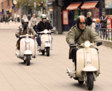 Stockholm, İsveç - Eylül 02, 2017: 1960 'lardan kalma eski moda giysiler giyen mod' lar Mods vs Rockers 'daki Saint Eriks Köprüsü, Stockholm, İsveç' teki eski moda vespa scooter yarışmasında 2 Eylül 2017