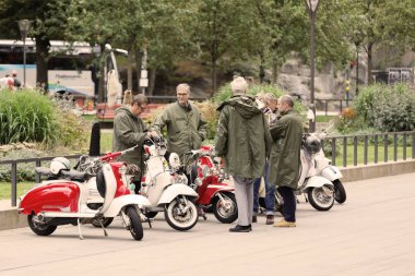 Stockholm, İsveç - 02 Eylül 2017: Park edilmiş eski moda vespa scooter ve bir grup insan, Mods Mods vs Rockers olay Saint Eriks, köprü, Stokholm, İsveç 02 Eylül 2017 gibi giyinmiş