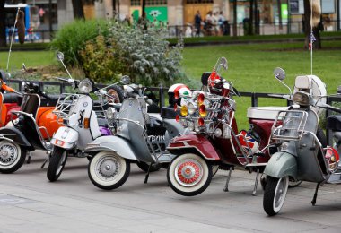 Stockholm, İsveç - Eylül 02, 2017: Mods vs Rockers 'daki Mods vs Rockers etkinliğinde park kırmızısı, turuncu ve siyah eski moda Vespa scooterların kapanışı, Stockholm, İsveç, 02 Eylül 2017