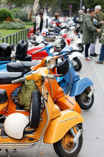 Estacionado à moda antiga vespa scooter e grupo de pessoas vestidas um — Fotografia de Stock