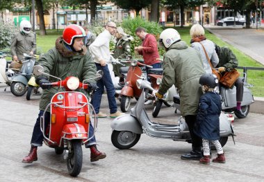 Birçok vespa scooter ve CIT parka ceket giymiş mods