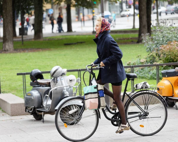 Sztokholm Szwecja Września 2017 Kobieta Rowerze Parku Skutery Vespa Tle — Zdjęcie stockowe