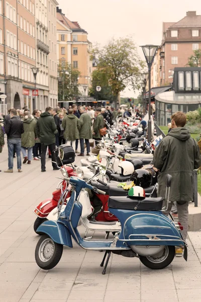 Viele geparkte Vespa-Roller und Mods in der Stadt — Stockfoto