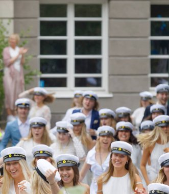 Stockholm, İsveç - 13 Haziran 2017: Closeup grup gülümseyen öğrenci mezuniyet töreninde dans okulu Balettakademien, 13 Haziran 2017, Stockholm, İsveç sonra beyaz mezuniyet kapaklar giyiyor