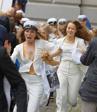 Stockholm, İsveç - 13 Haziran 2017: Mezun olduktan sonra Norra Real okulundan kaçan mutlu kız öğrenciler, 13 Haziran 2017, Stockholm, İsveç