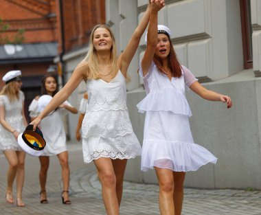 Stockholm, İsveç - 13 Haziran 2017: Norra Real okulundan mezun olduktan sonra gülümseyen İsveçli beyaz kadın öğrenciler, 13 Haziran 2017, Stockholm, İsveç