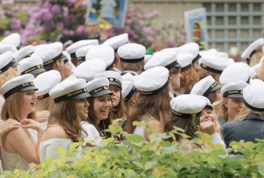 Stockholm, İsveç - 13 Haziran 2017: Balettakademien dans okulundan mezun olduktan sonra beyaz şapkalı gülümseyen İsveçli öğrenciler, 13 Haziran 2017, Stockholm, İsveç
