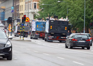 Stockholm, İsveç - 13 Haziran 2017: Balettakademien dans okulundan mezun olduktan sonra kutlama yapan birçok öğrenci kamyonu, 13 Haziran 2017, Stockholm, İsveç