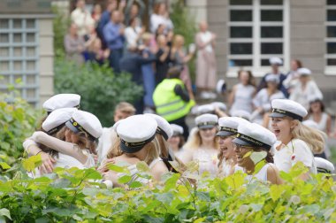 Stockholm, İsveç - 13 Haziran 2017: mutlu gençler birbirlerini dans okulu Balettakademien, 13 Haziran 2017, Stokholm, İsveç, mezuniyet sonrası sarılma mezuniyet kapaklar giyiyor
