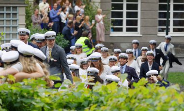 Stockholm, İsveç - 13 Haziran 2017: Mezuniyet şapkası takan mutlu gençler, Balettakademien dans okulundan mezun olduktan sonra 13 Haziran 2017, Stockholm, İsveç