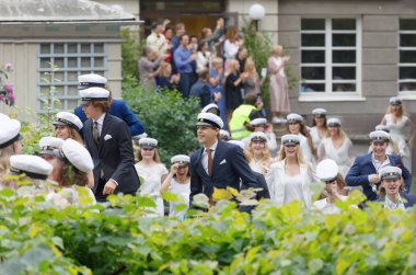 Stockholm, İsveç - 13 Haziran 2017: Mezuniyet şapkası takan mutlu gençler, Balettakademien dans okulundan mezun olduktan sonra 13 Haziran 2017, Stockholm, İsveç