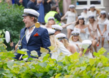 Stockholm, İsveç - 13 Haziran 2017: Mezuniyet şapkası takan mutlu gençler, Balettakademien dans okulundan mezun olduktan sonra 13 Haziran 2017, Stockholm, İsveç