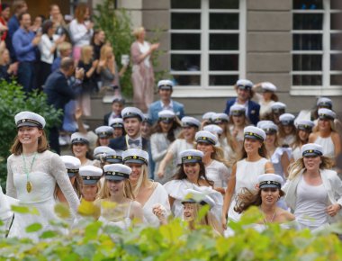 Stockholm, İsveç - 13 Haziran 2017: Mezuniyet şapkası takan mutlu gençler, Balettakademien dans okulundan mezun olduktan sonra 13 Haziran 2017, Stockholm, İsveç