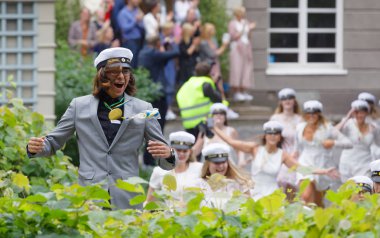 Stockholm, İsveç - 13 Haziran 2017: Mezuniyet şapkası takan mutlu gençler, Balettakademien dans okulundan mezun olduktan sonra 13 Haziran 2017, Stockholm, İsveç