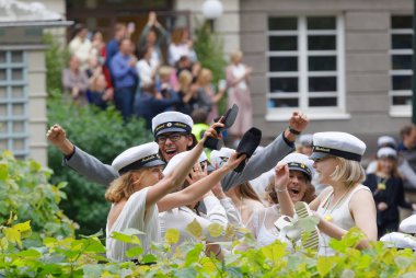 Stockholm, İsveç - 13 Haziran 2017: Balettakademien dans okulundan mezun olduktan sonra dans eden mutlu gençler, 13 Haziran 2017, Stockholm, İsveç