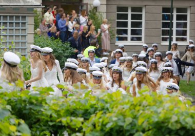 Mutlu çocuk okuldan kaçmak mezuniyet kapaklar giyiyor 