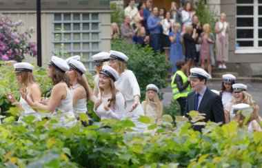 Stockholm, İsveç - 13 Haziran 2017: dans okulu Balettakademien, 13 Haziran 2017, Stokholm, İsveç, mezuniyetten sonra beyaz mezuniyet kapaklar giyen öğrenciler gülümseyen
