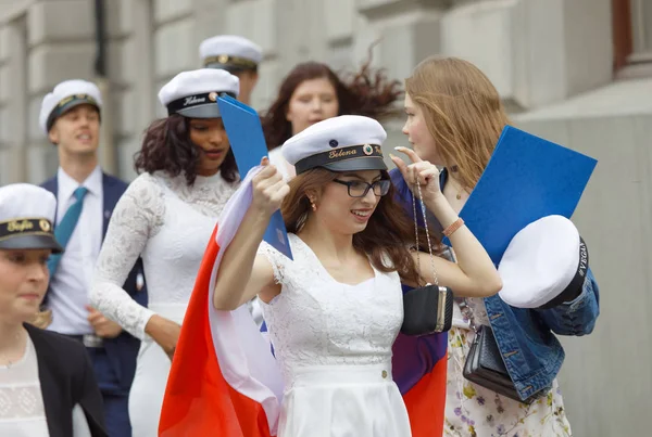 Estocolmo Suecia Jun 2017 Adolescentes Felices Con Gorras Graduación Que — Foto de Stock