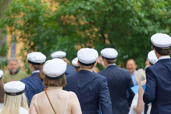 Stockholm Jun 2017 Bakifrån Svenska Studenter Som Bär Examensmössor Klänningar — Stockfoto