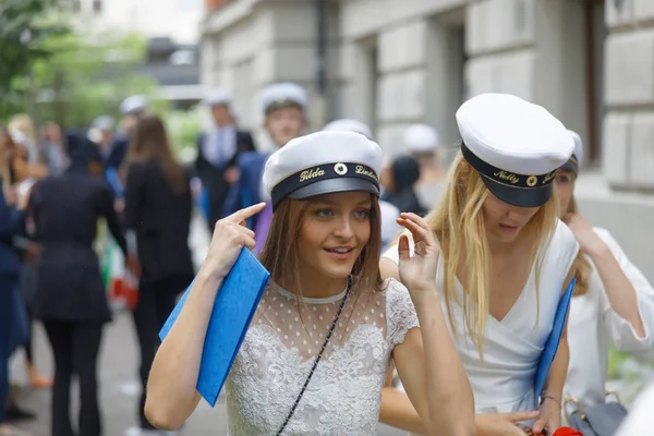 Stockholm Jun 2017 Leende Kvinnliga Studenter Efter Examen Norra Real — Stockfoto