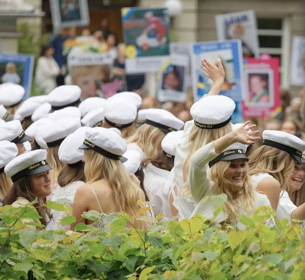 Estocolmo Suecia Jun 2017 Adolescentes Graduados Suecos Felices Saludando Carteles —  Fotos de Stock