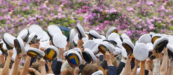 Stockholm Suecia Junio 2017 Manos Sosteniendo Muchas Gorras Suecas Graduación — Foto de Stock