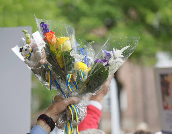 СТОКГОЛЬМ, ШВЕДЕН - 13 июня 2017 года: вручение цветов выпускнику школы танцев Balettakademien, 13 июня 2017 года, Стокгольм, Швеция

