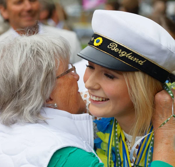 Estocolmo Suecia Jun 2017 Orgullosa Abuela Abrazando Nieto Graduado Escuela — Foto de Stock
