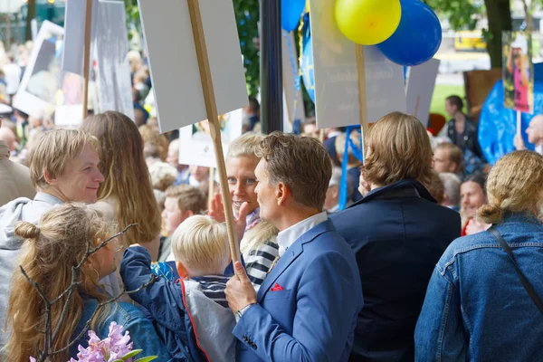 Famille et amis aux étudiants diplômés qui attendent à l'extérieur sc — Photo