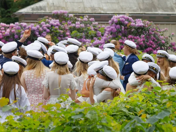 Stockholm Suecia Junio 2017 Adolescentes Felices Con Gorras Graduación Abrazándose — Foto de Stock