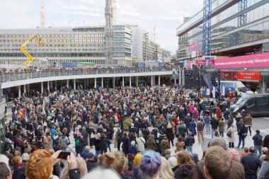 Stockholm, İsveç - 22 Ekim 2017 Stockholm 'deki Sergels Torg' da cinsel tacize karşı # metoo kompartımanını destekleyen bir sürü insan var. 22 Ekim 2017, İsveç