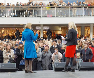 Stockholm, İsveç - 22 Ekim 2017: Bakan Asa Regner ve Stockholm 'deki Sergels Torg' da cinsel tacize karşı # metoo kompartımanını destekleyen birçok kişi. 22 Ekim 2017, İsveç